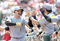 　１回、先制２ランを放ち、ナインと喜び合う森下（撮影・田中太一）