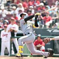 　１回、先制２ランを放つ森下（撮影・田中太一）