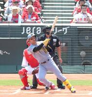 　１回、先制となる２ランを放つ森下（撮影・北村雅宏）