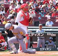 　５回、空振り三振に倒れた木浪に視線を送る藤川監督（撮影・市尻達拡）