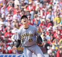 　７回、満塁のピンチで代打野間を空振り三振に斬り、雄たけびを上げる湯浅（撮影・市尻達拡）