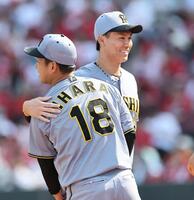 　７回、伊原（手前）のピンチを救った湯浅は肩を抱きながらベンチへ戻る（撮影・田中太一）