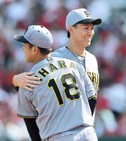 　出迎えた伊原（左）の肩を抱く湯浅（撮影・田中太一）