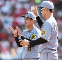 　７回、湯浅がピンチを切り抜けるとベンチから出て手をたたく伊原（撮影・田中太一）