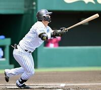 　１回、先制ソロを放つ前川（撮影・西田忠信）