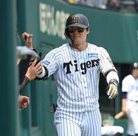 　１回、先制ソロを放ちベンチ前でナインとタッチを交わす前川（撮影・西田忠信）