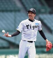 　守備練習に励む才木（撮影・北村雅宏）