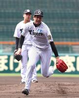 　投内連係でマウンドを駆け降りる才木（撮影・北村雅宏）