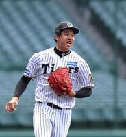 　守備練習中に声を出す才木（撮影・北村雅宏）