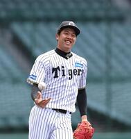 　ハツラツとした表情で守備練習に励む才木（撮影・北村雅宏）