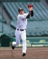 　守備練習に励む才木（撮影・北村雅宏）