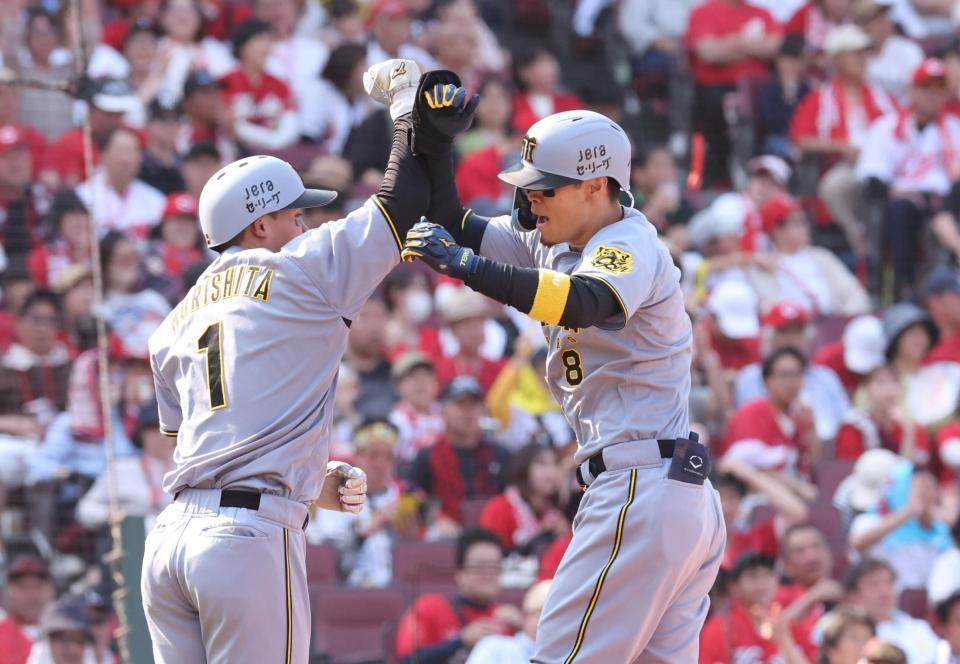 　８回、右越え３ランを放ち、森下とジャンプしてタッチを交わす佐藤輝（撮影・市尻達拡）