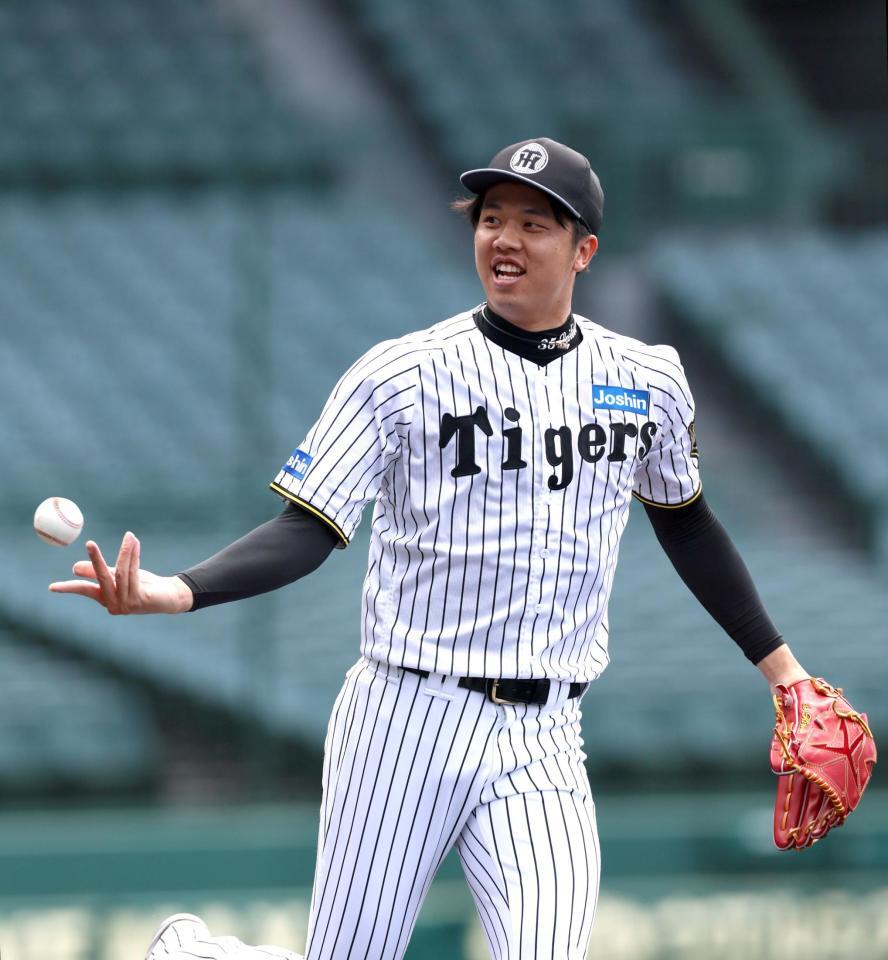 　守備練習に励む才木（撮影・北村雅宏）