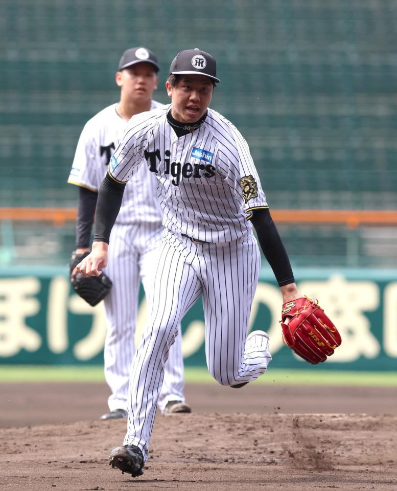 　投内連係でマウンドを駆け降りる才木（撮影・北村雅宏）