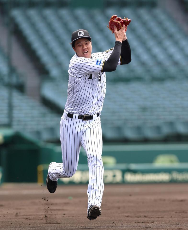 　守備練習に励む才木（撮影・北村雅宏）