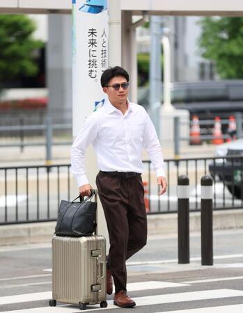 北海道に向けて出発する阪神・森下翔太（撮影・北村雅宏）