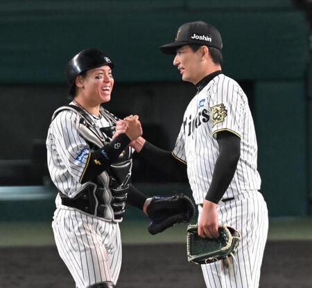 　最後を締め、梅野とがっちり握手する岩崎（２８日）