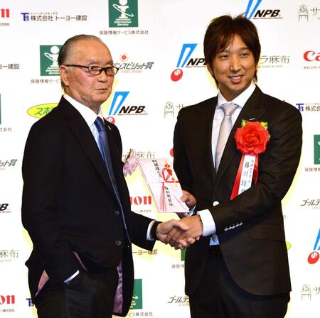 　ゴールデンスピリット賞授賞式で巨人・長嶋茂雄終身名誉監督（左）から賞を授与される阪神・藤川＝１２年１１月