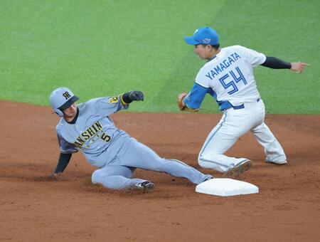 　３回、二盗を決める近本（撮影・西岡正）