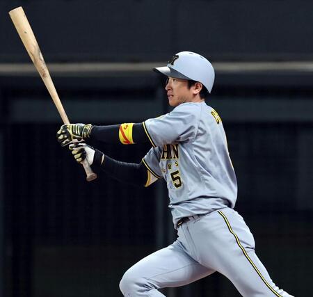　３回、安打を放つ近本（撮影・田中太一）