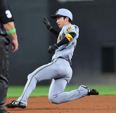 　３回、二盗を決める近本（撮影・田中太一）