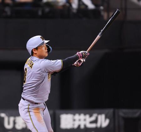 　６回、先制ソロを放つ大山（撮影・中島達哉）