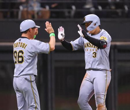 　６回、先制ソロを放ち、迎えられる大山（右）＝撮影・中島達哉