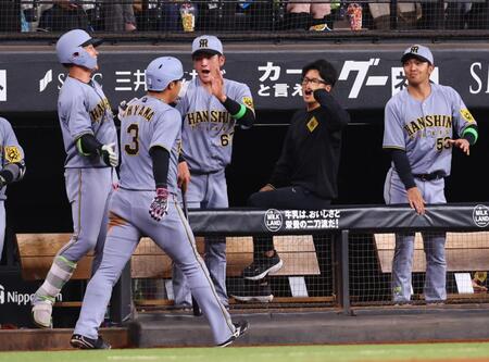 　６回、先制ソロを放った大山（左から２人目）を迎える阪神ナイン（撮影・中島達哉）