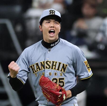 　５回、満塁のピンチを無失点に抑え、気迫を見せる才木（撮影・田中太一）