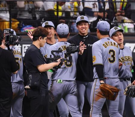 　大山（３）を迎える才木（中央）と藤川監督（撮影・中島達哉）