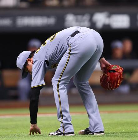 　１回、芝生を確認する才木（撮影・中島達哉）