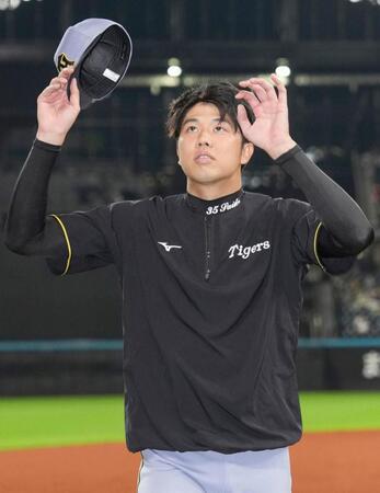 　ヒーローインタビューを終え、ファンの声援に応える才木