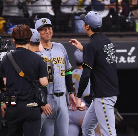 　才木（右）を迎える藤川監督（中央）＝撮影・中島達哉