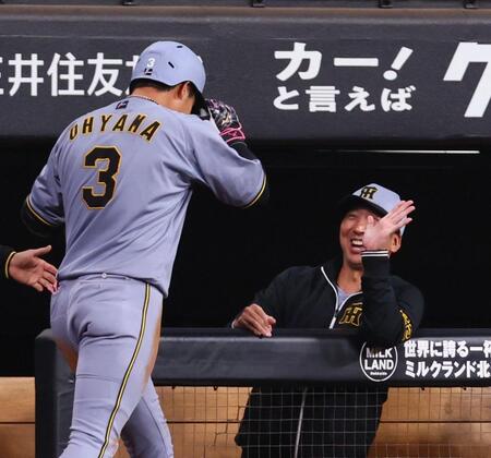 　６回、先制ソロを放った大山（左）を笑顔で迎える藤川監督（撮影・中島達哉）