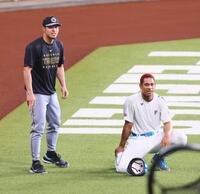 　試合前、万波（右）と談笑する佐藤輝（撮影・中島達哉）