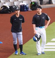　試合前、郡司（右）と談笑する熊谷（撮影・中島達哉）