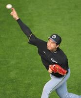 　キャッチボールで登板に備える才木（撮影・西岡正）