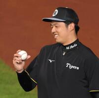 　笑顔でボールを見る才木（撮影・西岡正）