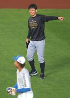 　試合前に水谷（下）と話す森下（撮影・西岡正）