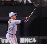 　６回、先制ソロを放つ大山（撮影・中島達哉）