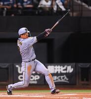 　６回、先制ソロを放つ大山（撮影・中島達哉）