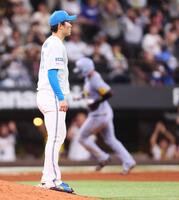 　６回、大山（奥）に先制ソロを浴びる玉井（撮影・中島達哉）