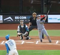 　６回、先制ソロを放つ大山（撮影・西岡正）