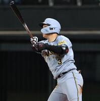 　３回、先制ソロを放つ大山（撮影・田中太一）