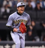 　８回、清宮幸を三振に仕留め、雄たけびを上げる才木（撮影・中島達哉）