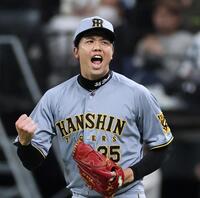 　５回、満塁のピンチを無失点に抑え、気迫を見せる才木（撮影・田中太一）