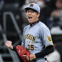 　５回、満塁のピンチを無失点に抑え、気迫を見せる才木（撮影・田中太一）