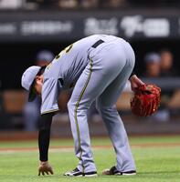 　１回、芝生を確認する才木（撮影・中島達哉）