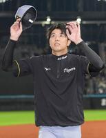 　ヒーローインタビューを終え、ファンの声援に応える才木