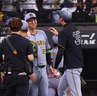 　才木（右）を迎える藤川監督（中央）＝撮影・中島達哉